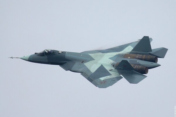 Rosyjski samolot wielozadaniowy na niebie