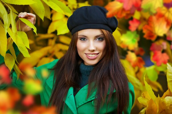 Ragazza in berretto e cappotto verde