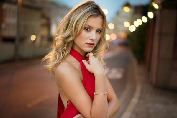 Retrato de Marina con vestido rojo