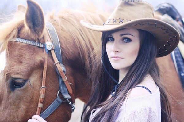 Brunette in a hat with a horse