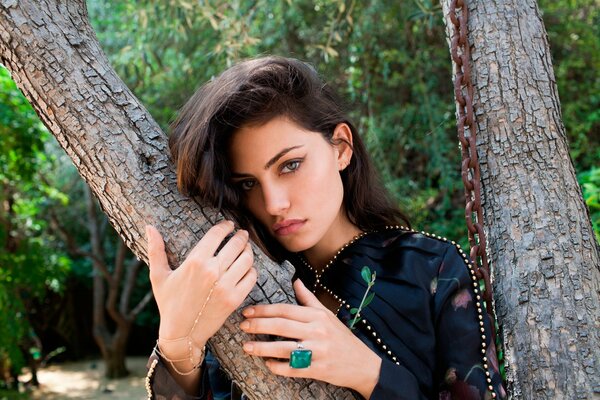 Phoebe Tonkin sesión de fotos en el árbol