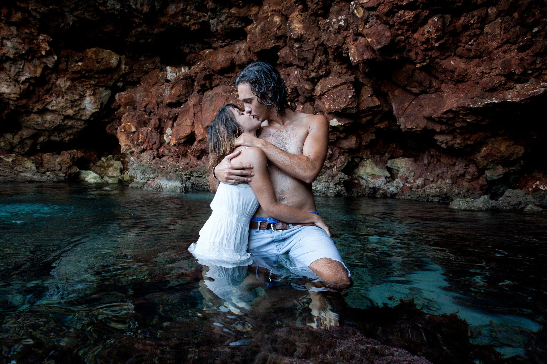 chico chica en el agua beso amor