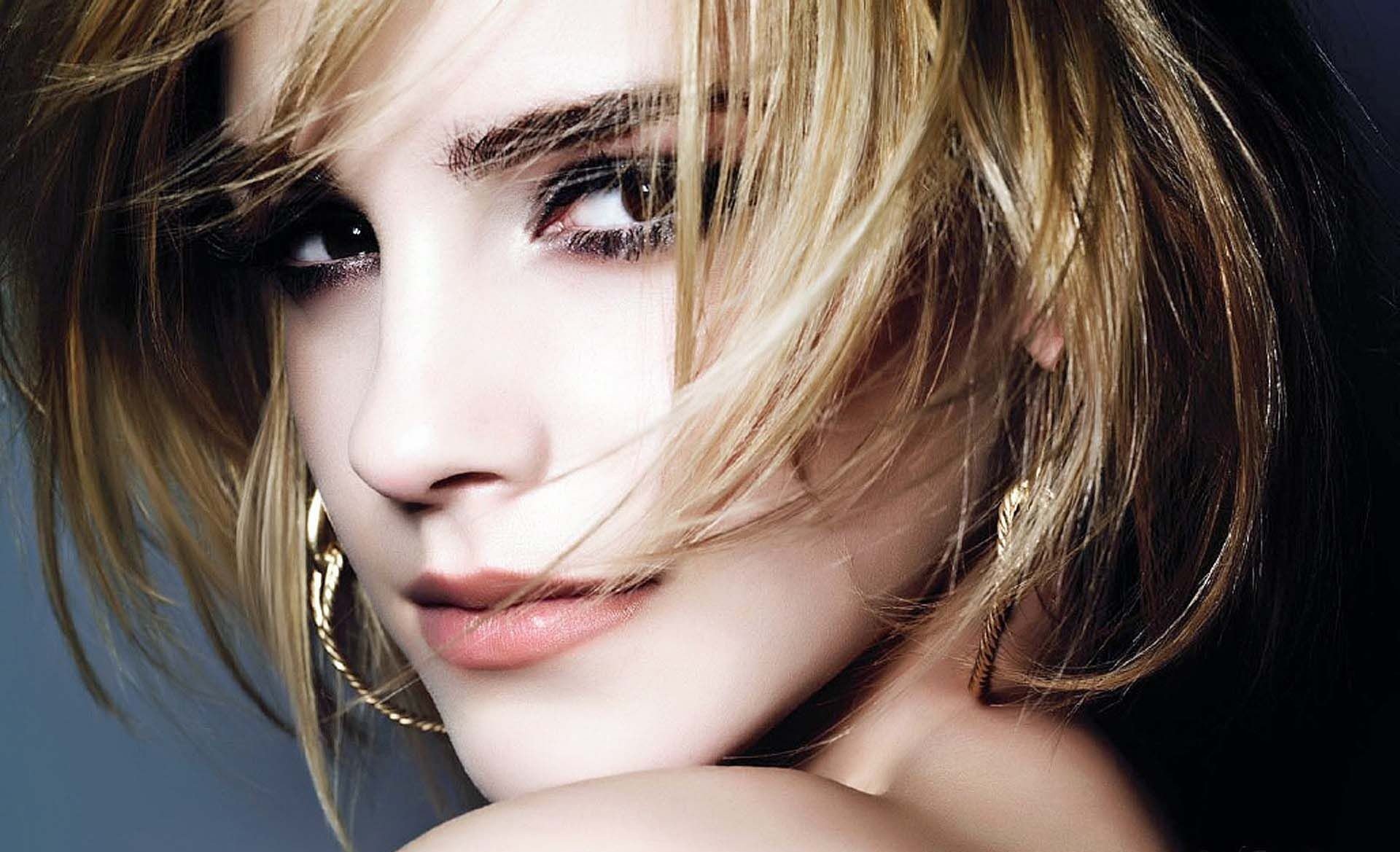 emma watson gesicht haare ohrringe make-up look