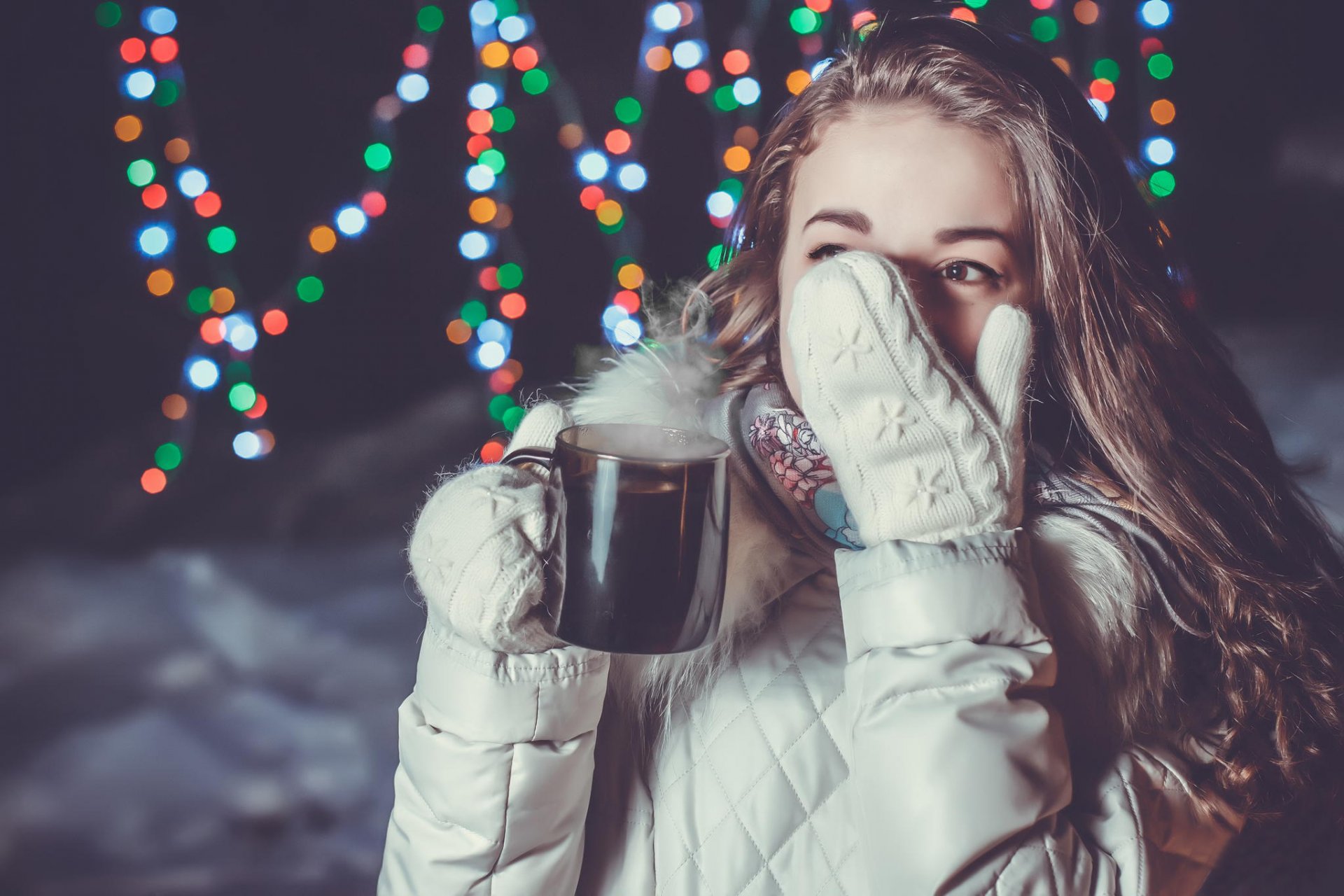 ragazza guanto tazza bevanda calda inverno