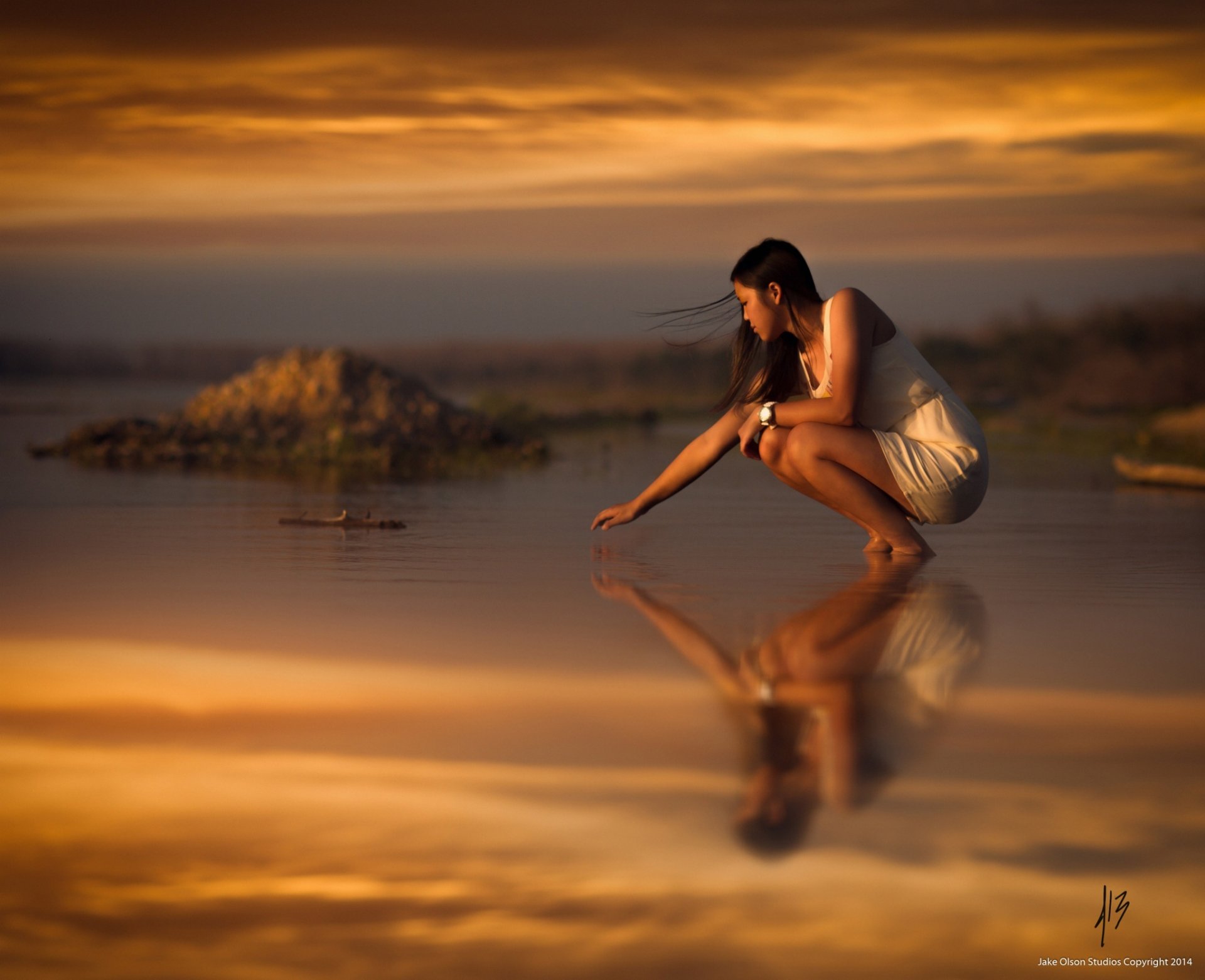 fille coucher de soleil plage mer asiatique robe blanche asiatique marée basse toucher accroupi cheveux vent horloge sable