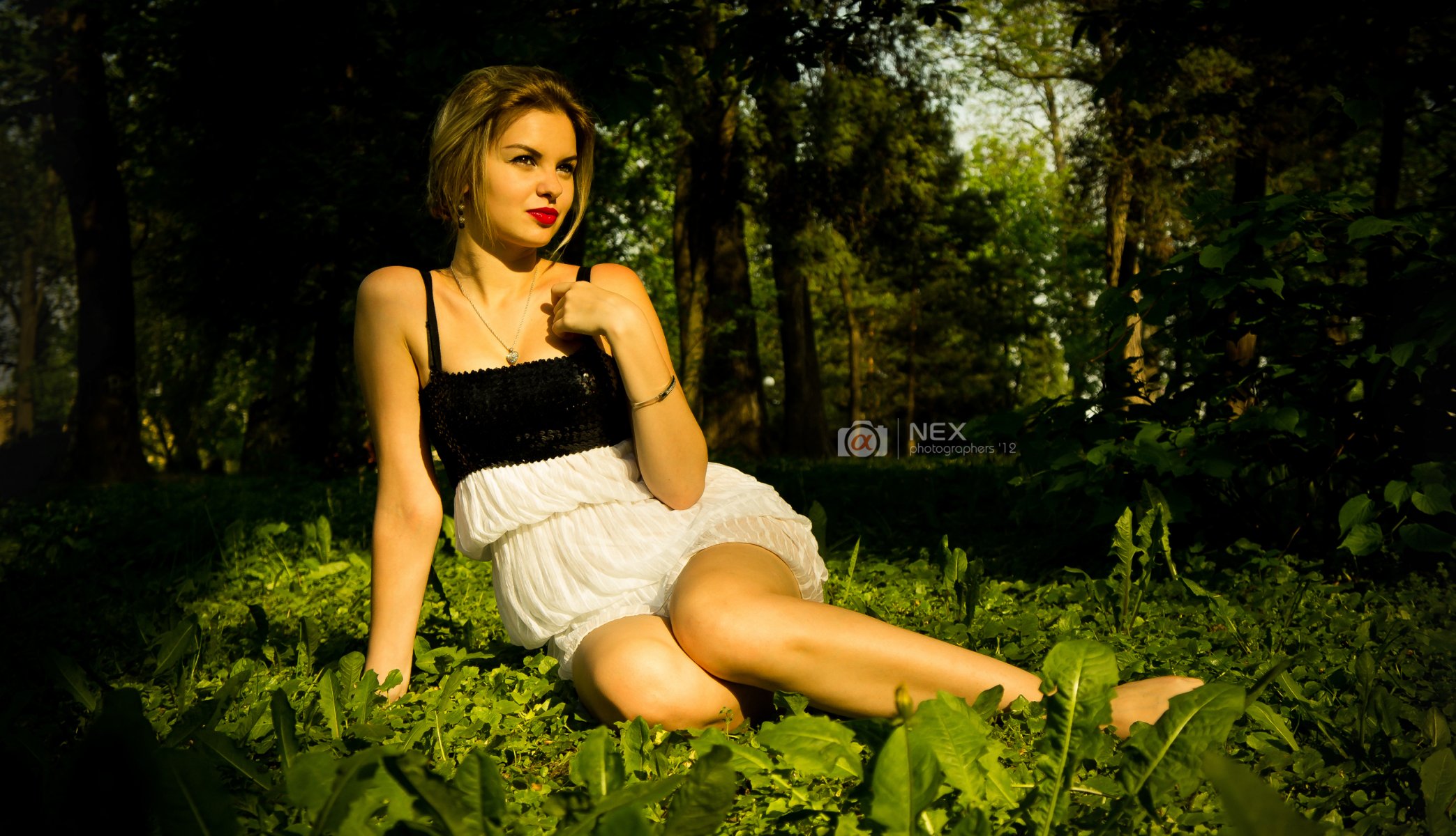 ragazza natura foresta verde vestito spugne rosse bella