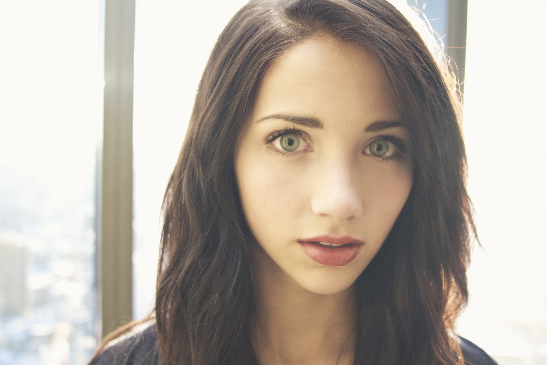 emily rudd brunetka dziewczyna model twarz