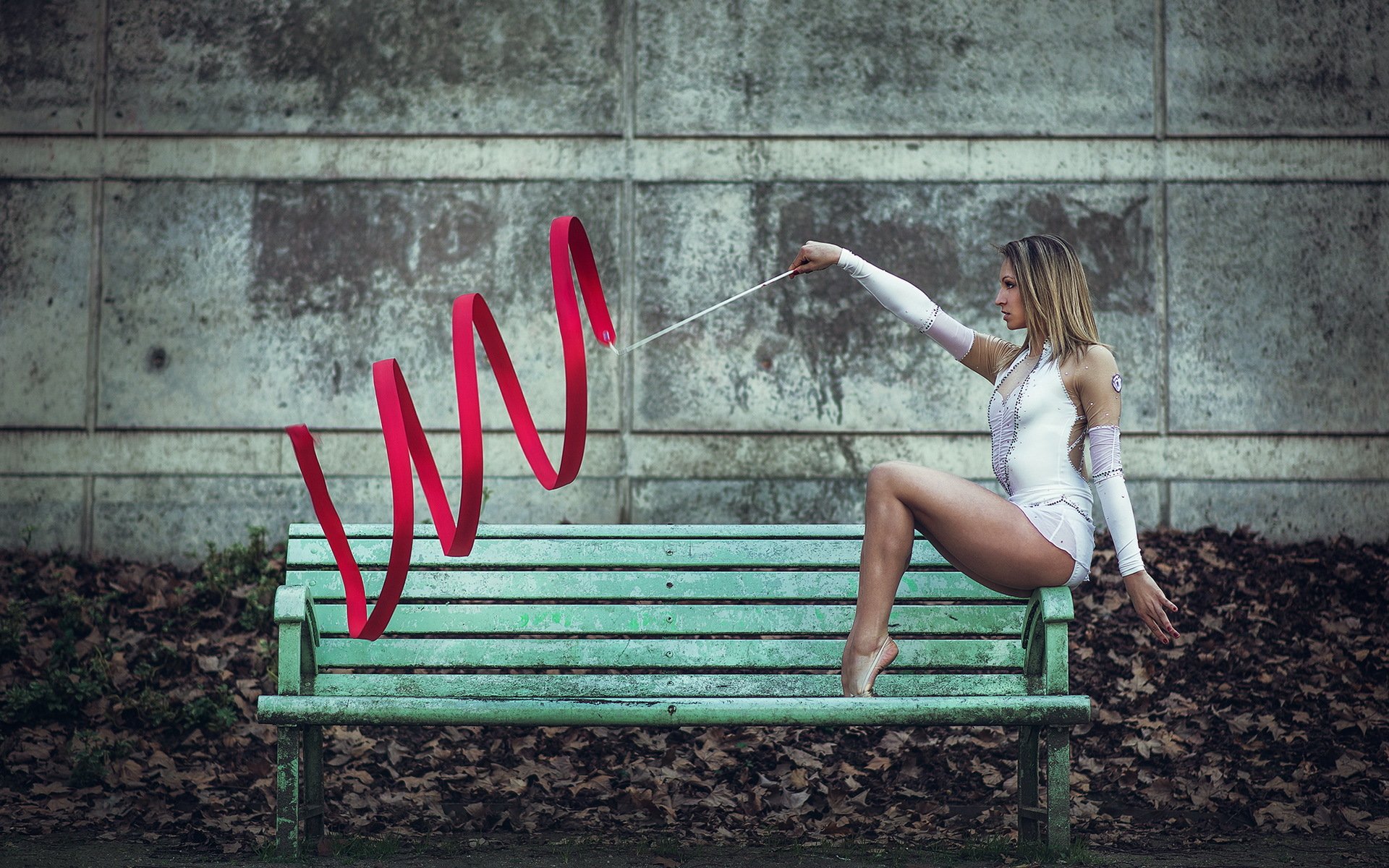 gymnastique rythmique fille pose ruban banc