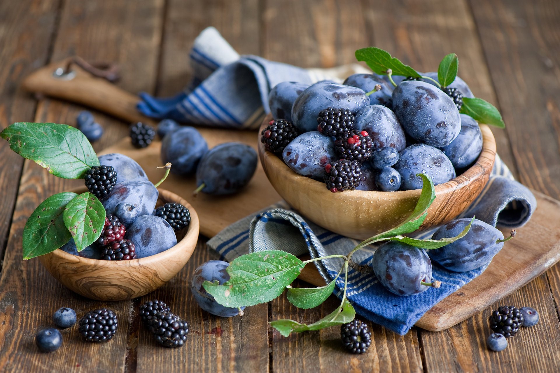 prunes planche myrtilles fruits feuilles baies mûres