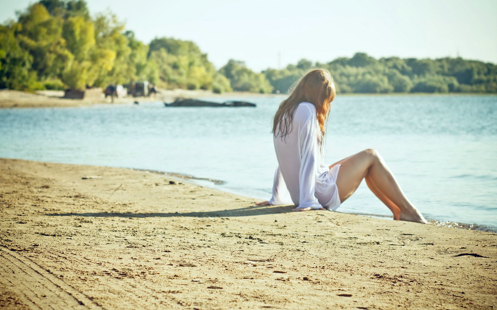 chica rubia playa arena sentado