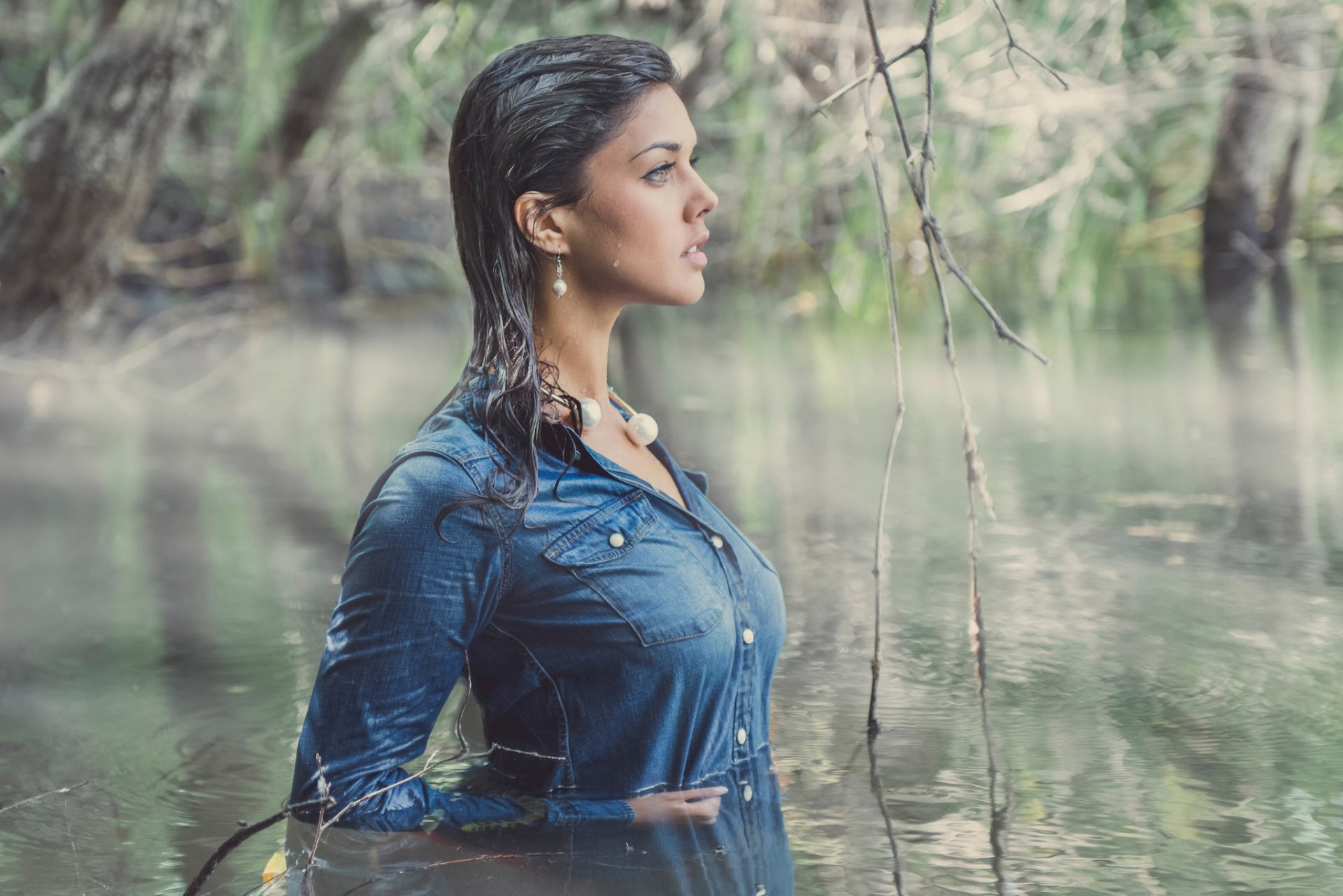 fille mouillée dans l eau chemise