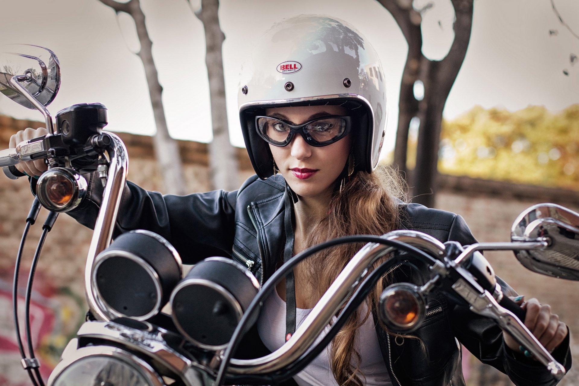 motocicleta chica cara chaqueta de cuero casco