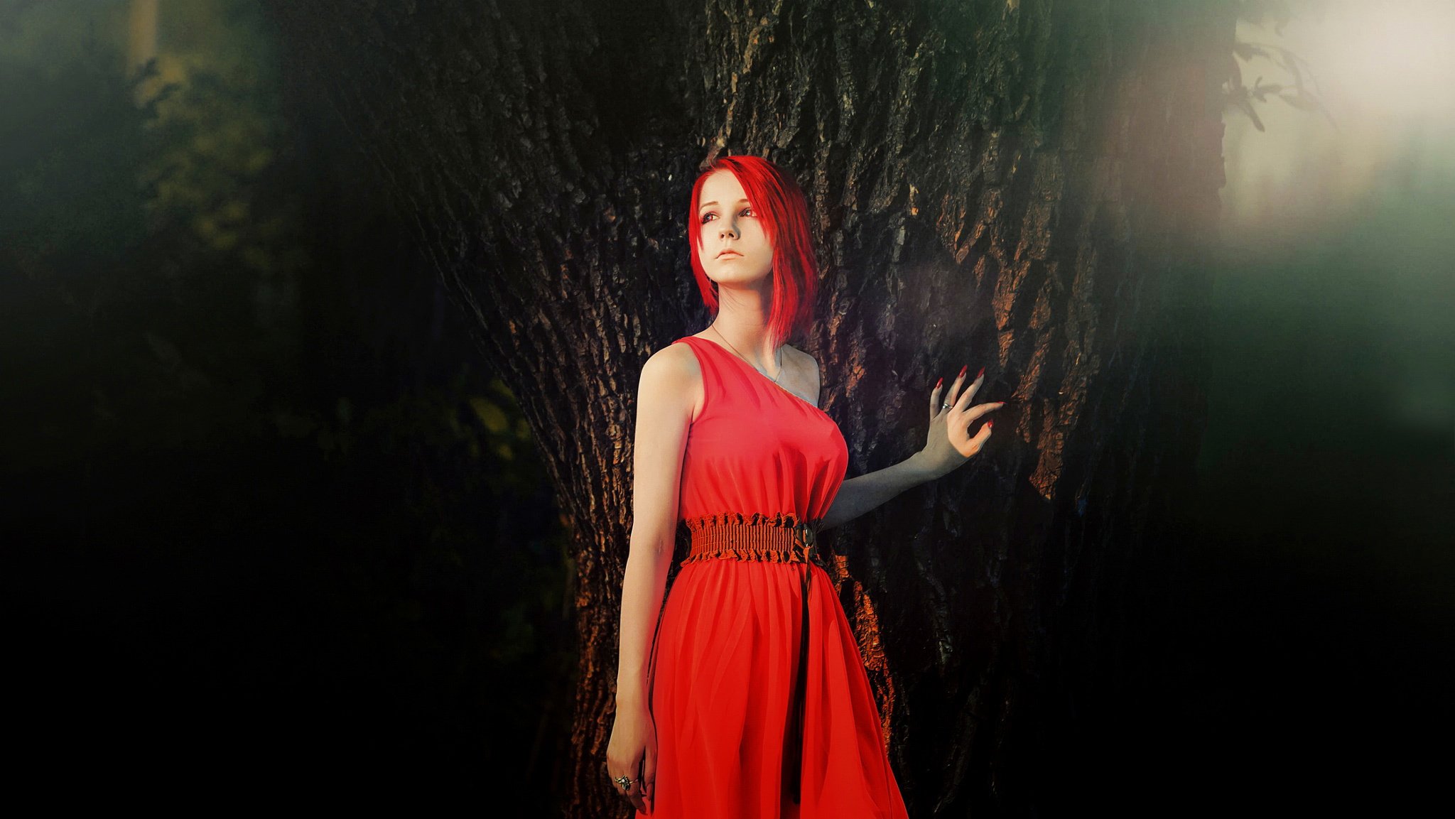 style rouge robe rouge cheveux rouges manucure rouge arbre fille