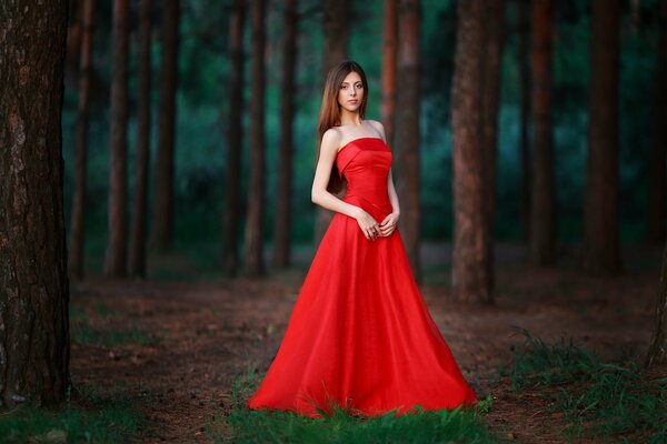 Dame in Rot im Wald