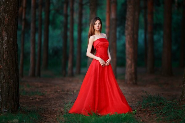 Дама в красном в лесу