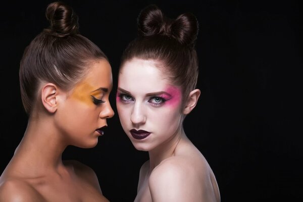 Chicas jóvenes con maquillaje de moda