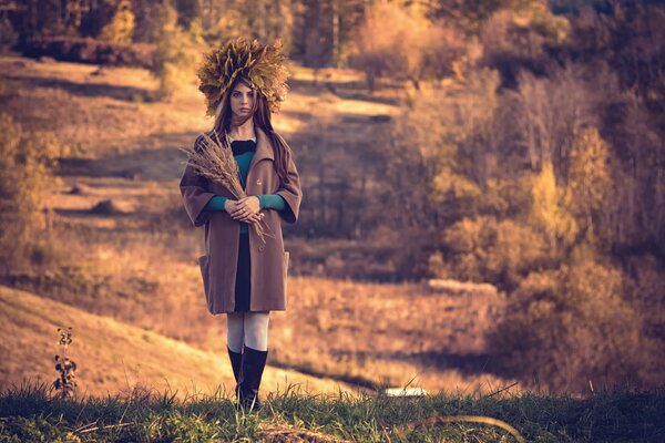 Fille dans la forêt d automne