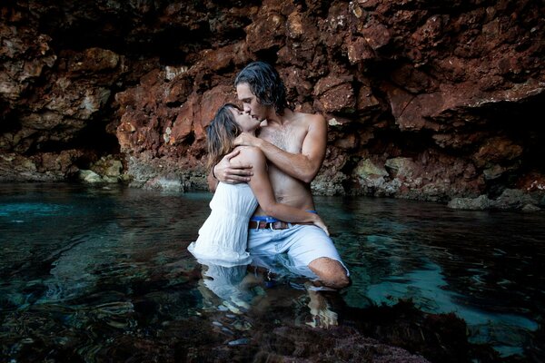 Coppia innamorata che si bacia in acqua