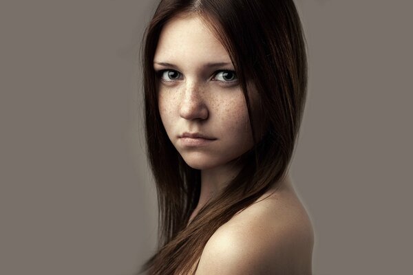 Portrait d une filleavec un beau regard et des taches de rousseur