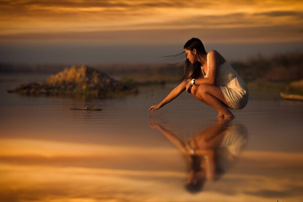 Ragazza in abito bianco sul mare