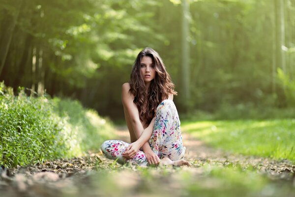 Fille assise au milieu de la verdure