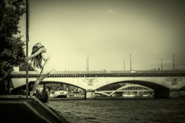 Foto di una ragazza graziosa sullo sfondo di un ponte