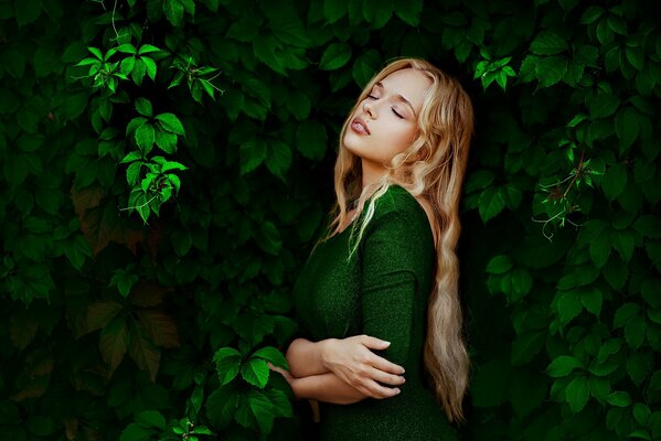 Portrait d une jeune fille en feuilles vertes