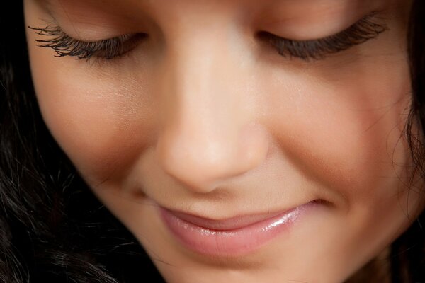 Visage de jeune fille gros plan. Yeux fermés