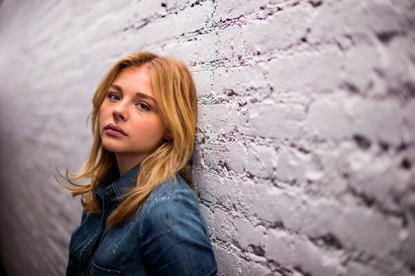 Chloe Moretz sur fond de mur blanc