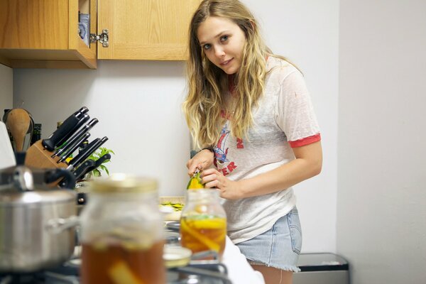 Elizabeth Olsen kocht in der Küche