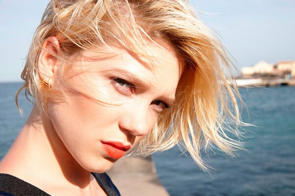 Lea Seydoux en una sesión de fotos en la playa