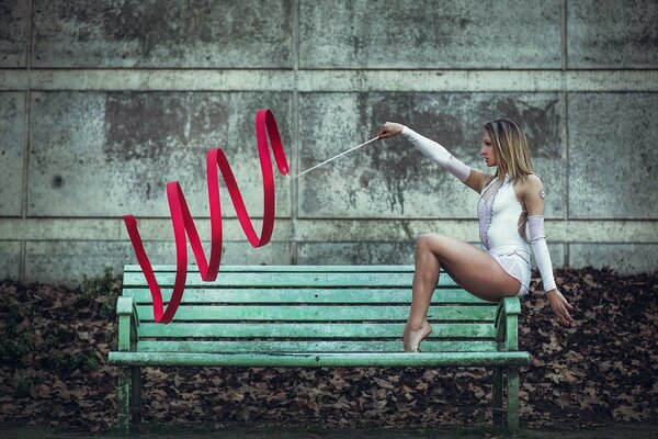 Fille engagée dans la gymnastique rythmique