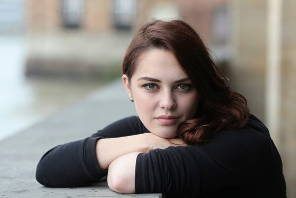 Brune aux yeux verts avec un regard enchanteur