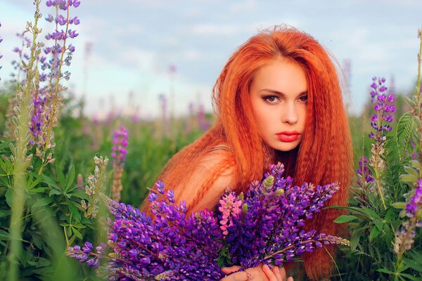 Chica pelirroja con mirada penetrante en flores