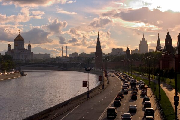 Río de Moscú cerca del Kremlin y la Catedral de Cristo Salvador