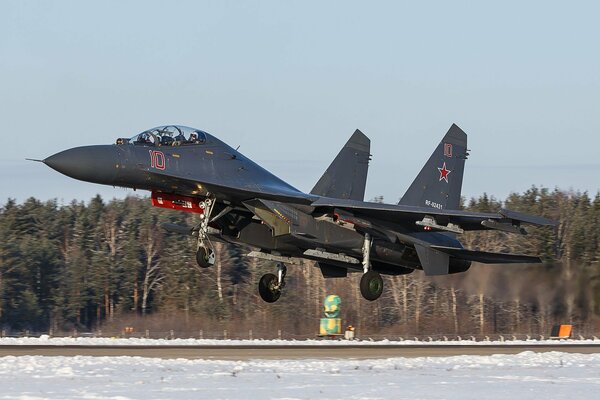 Supermanöver-Jet su-35 im Winter