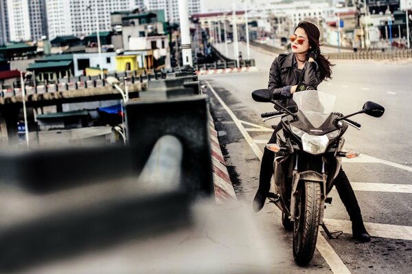 Belle fille sur une moto Honda