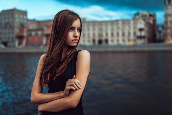 Ragazza sullo sfondo del fiume