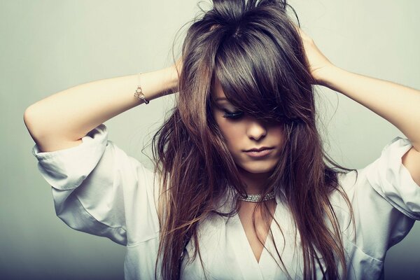 Photo de la beauté de la jeune fille, rassemblant les cheveux dans les mains