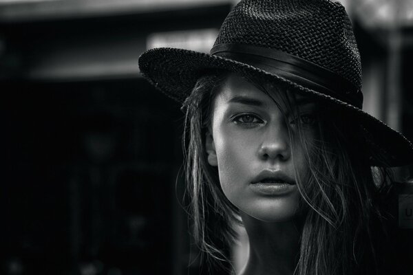 Belle fille au portrait noir et blanc chapeau