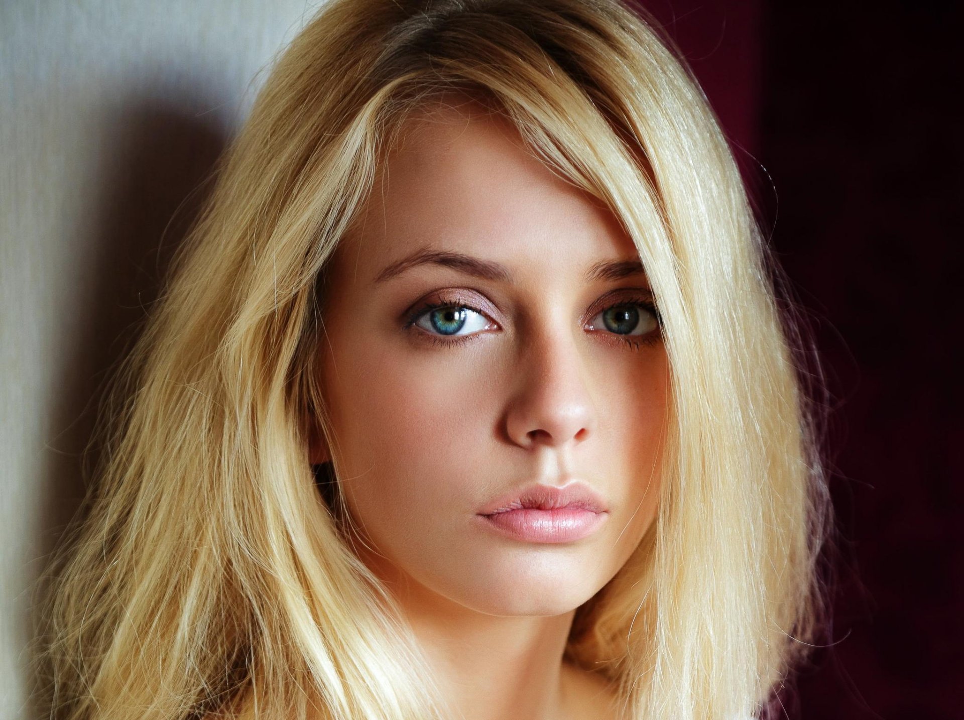 jennifer mckay fille blonde yeux lèvres visage