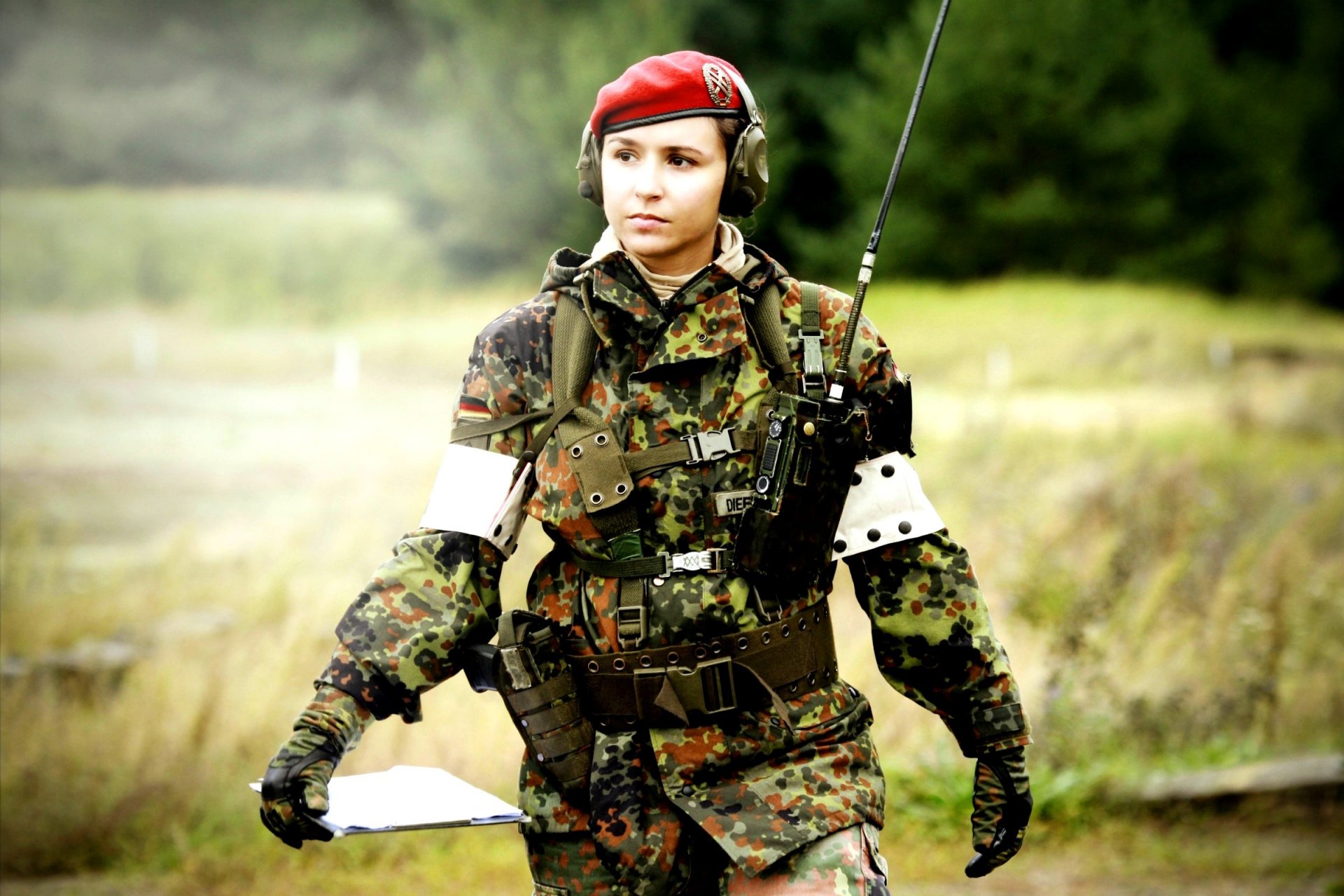 chica soldado uniforme equipo fondo desenfoque