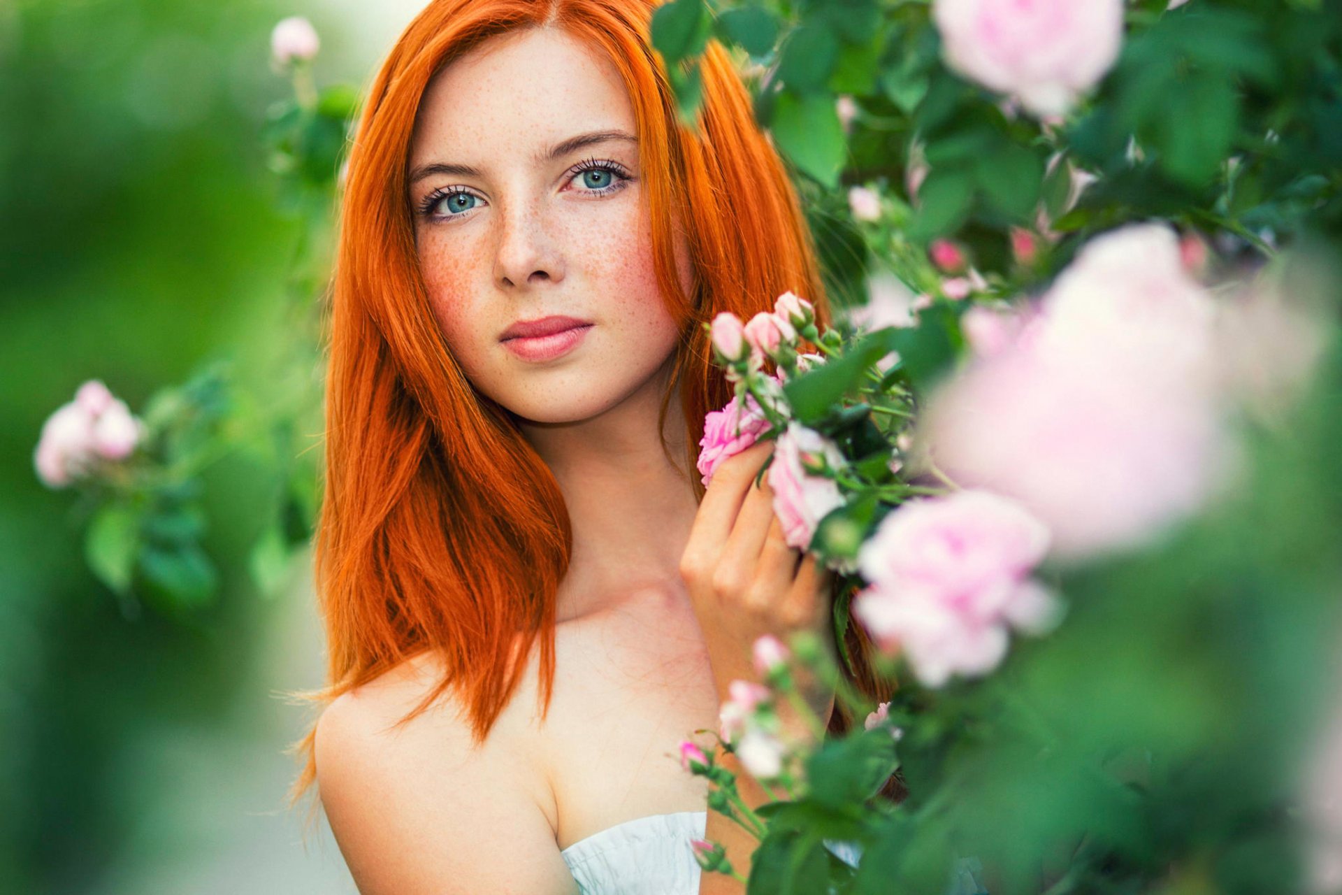 rousse taches de rousseur portrait fleurs