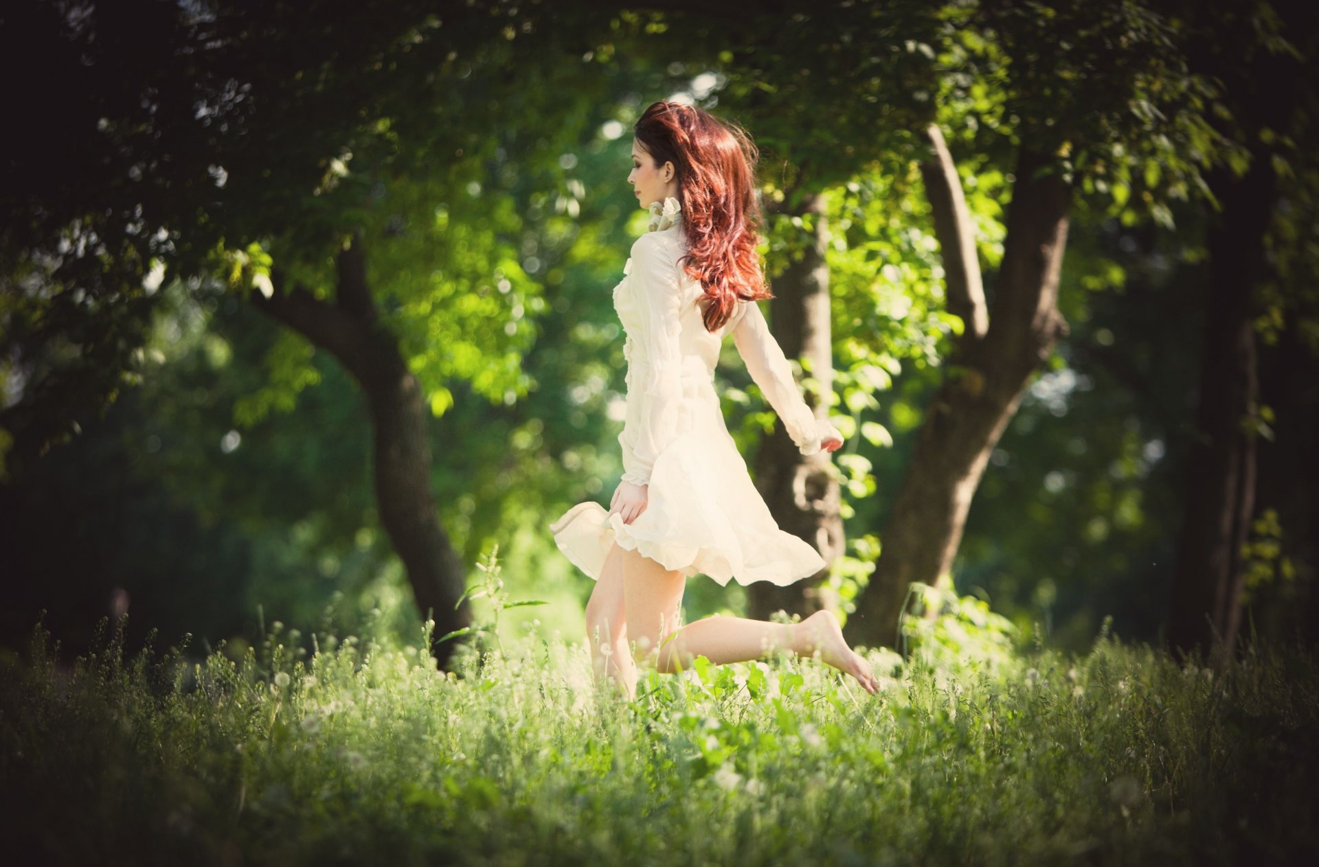 stimmung mädchen frau laufen gehen kleid rotschopf gras grün natur unschärfe baum bäume hintergrund tapete widescreen vollbild widescreen