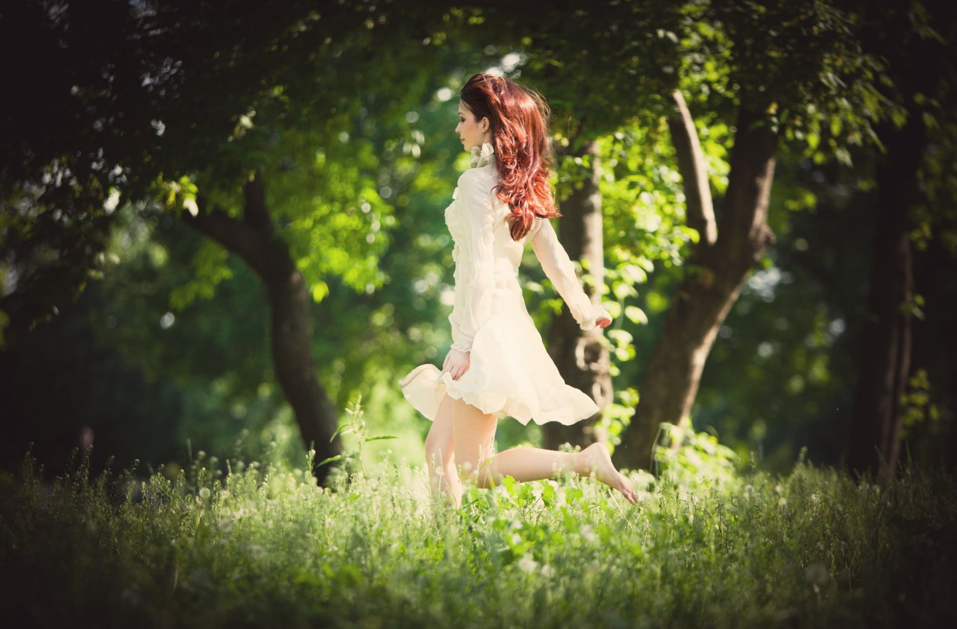 humeur fille femme courir marcher robe rousse herbe verdure nature flou arbre arbres arrière-plan fond d écran écran large plein écran écran large