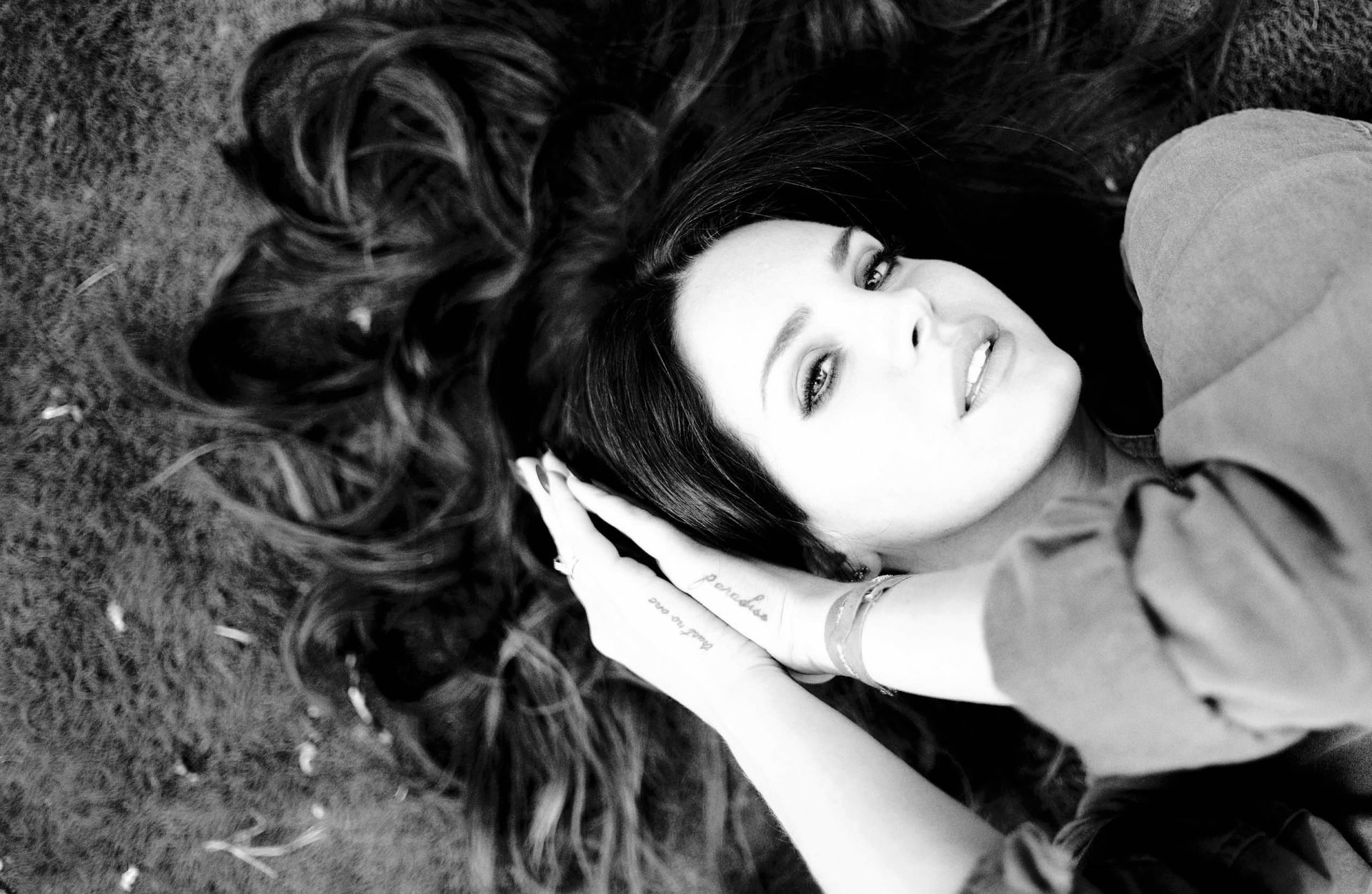 lana del rey elizabeth woolridge grant elizabeth woolridge grant girl singer face hair hands black and white