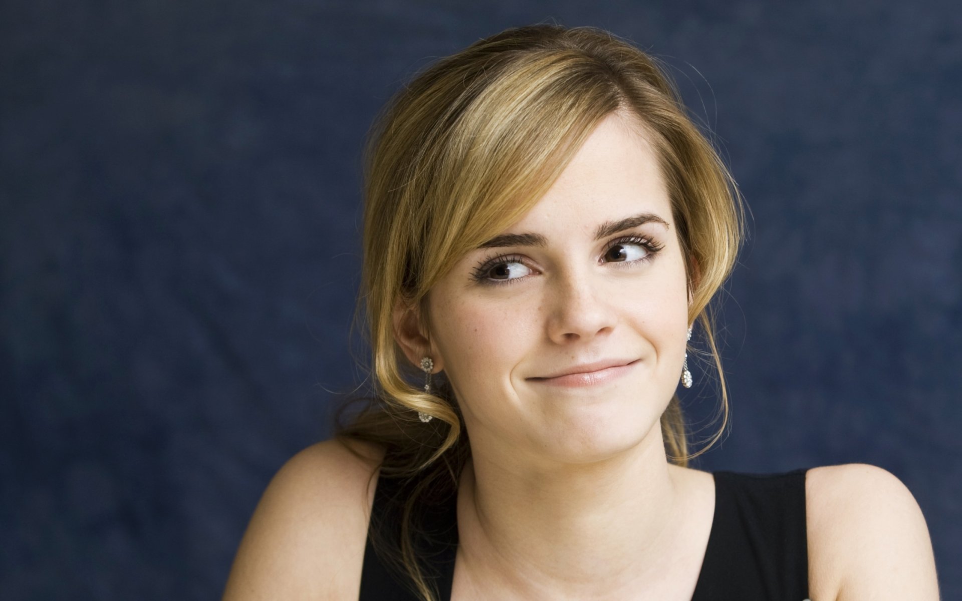 emma watson attrice modella sorridente sorriso misterioso sguardo bello bellezza sfondo blu