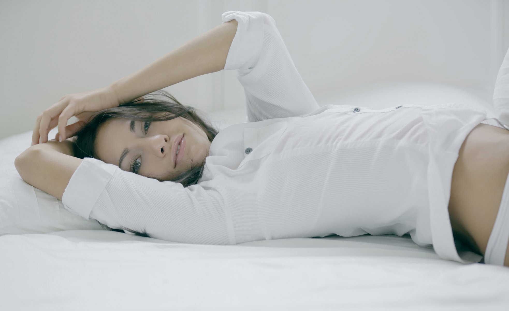 michaela isizzu modello mila k ragazza sexy bruna tenera romanticismo letto bellezza tenerezza