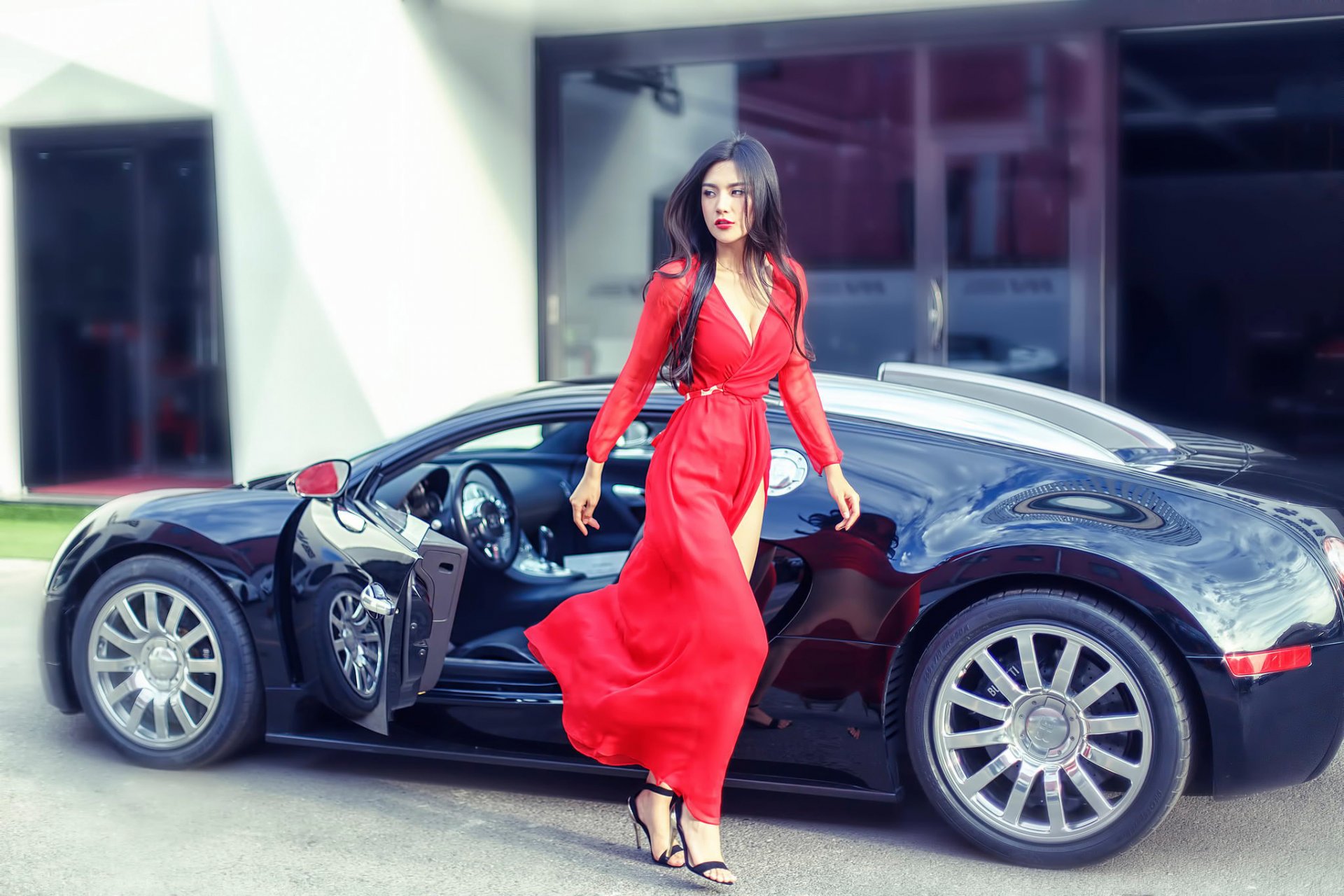 ragazza in rosso andatura auto bugatti