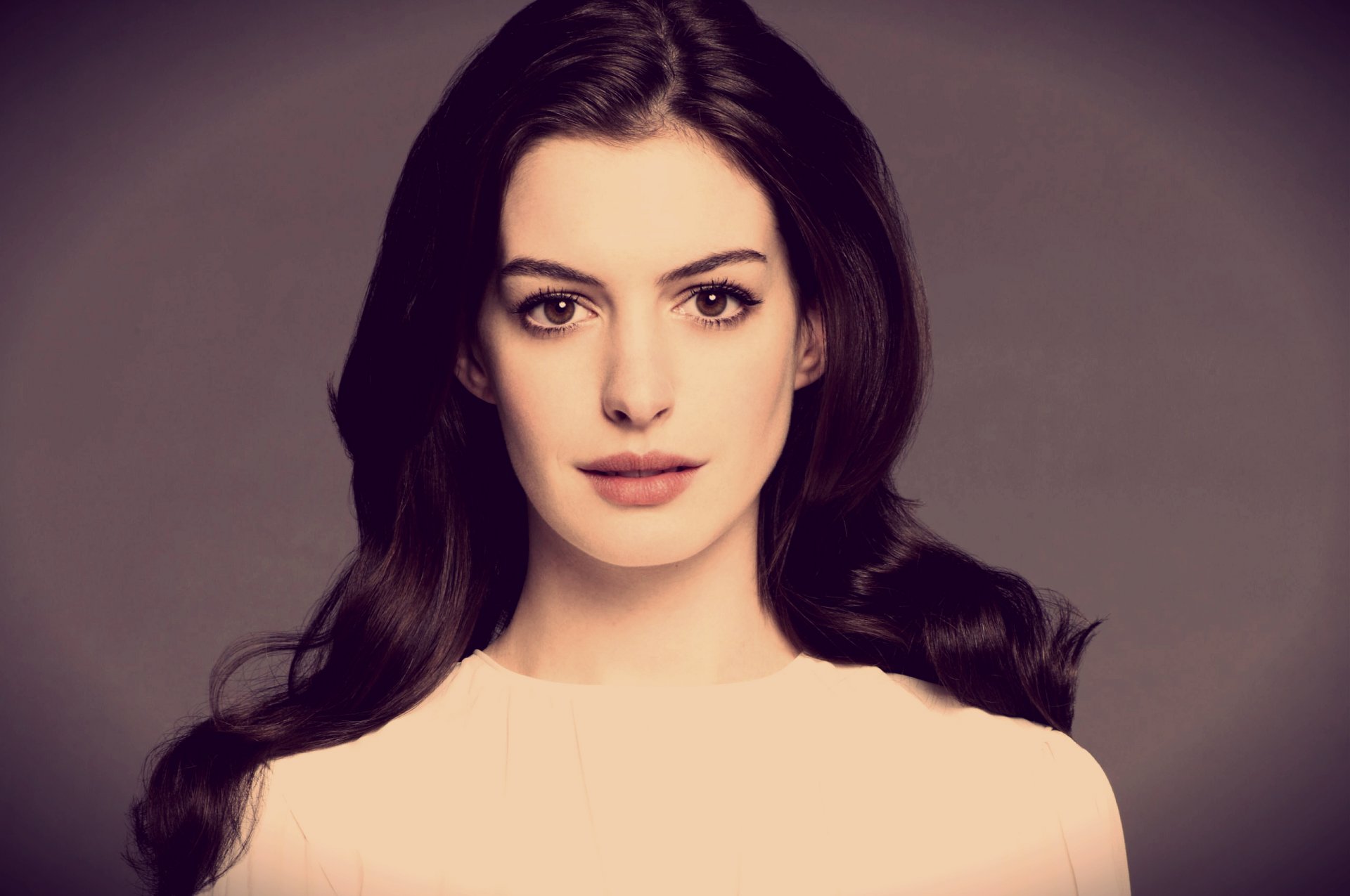 anne hathaway anne hathaway attrice viso capelli pettinati sguardo
